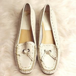 Liz Claiborne Flex whipstitching bow detail